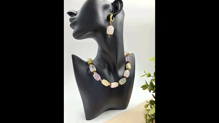 Колье из  разных камней.