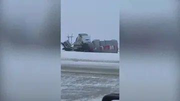 На кольцевой дороге фура вдребезги разнесла стелу "Саратов"