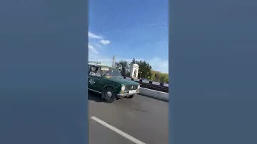 Ретро тачка на дорогах России. Как вам экспонат? #авто #тачка #автомобиль #ретро