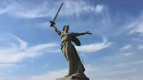 Родина-мать из окна   поезда прибытие в Волгоград