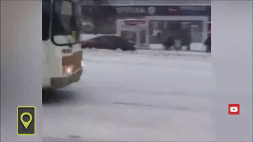 В Кемерово на скользкой трассе занесло автобус / In Kemerovo bus skidded on a slippery road