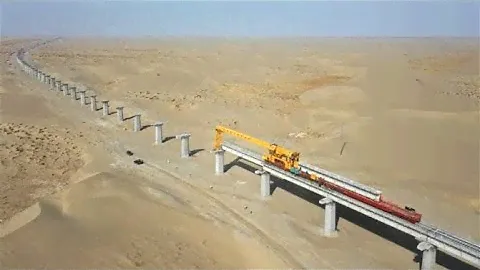 Китайцы строят железную дорогу в самой большой пустыне
