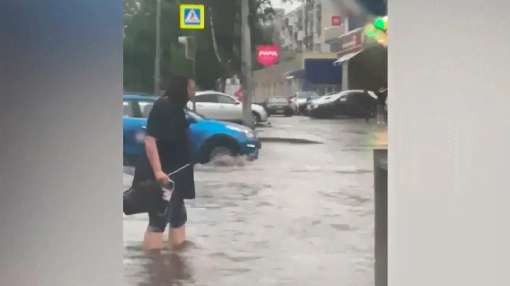 Мегаливни накрыли Урал и Сибирь. Дороги затопило, люди передвигаются по колено в воде