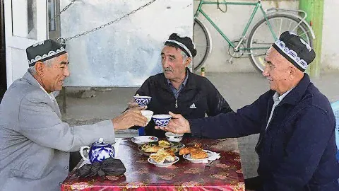 Почему в Узбекистане пьют горячий чай в жару?