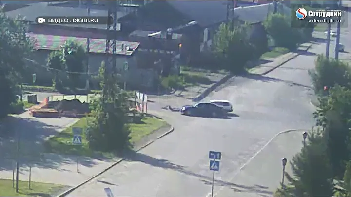 2 автомобиля в Бийске после столкновения упали в коммунальную яму (11.07.22г., Бийское телевидение)