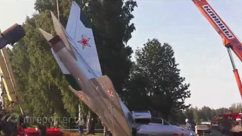 В кемеровском аэропорту рабочие уронили и сломали пополам самолёт