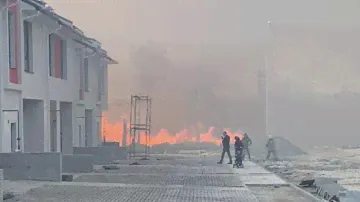 Люди из таунхаусов вёдрами тушили сухостой. Real video
