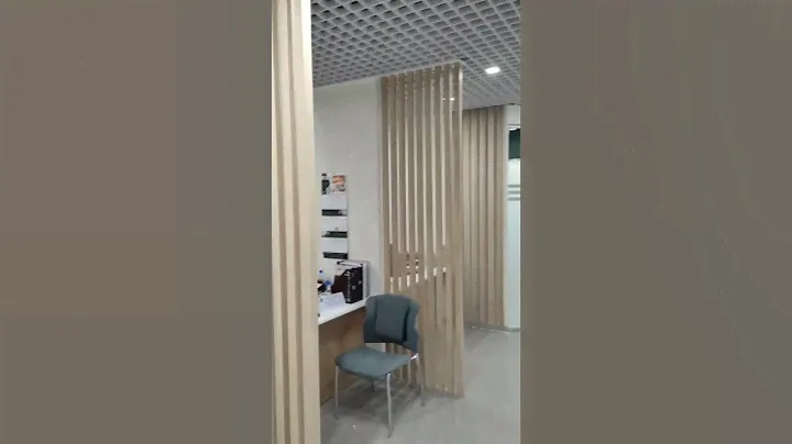 Отличная идея с зонированием в общественном помещении, Брус 50×50 мм #interiordesign #design #брус